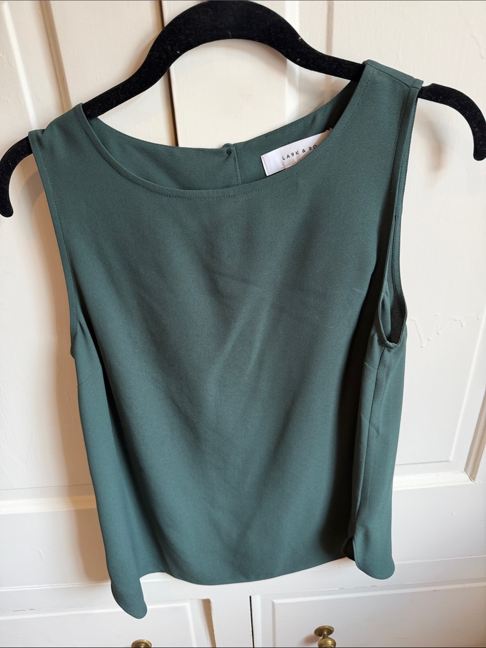 Lark & Ro Deep Green Sleeveless Shell Top